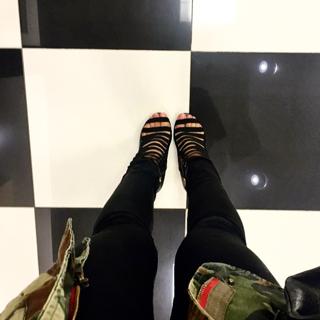 Camila Coelho feet photo thumbnail