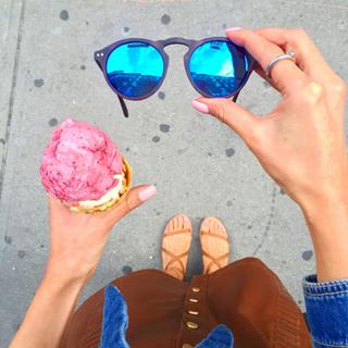 Camila Coelho feet photo thumbnail