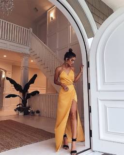 Camila Coelho feet photo thumbnail