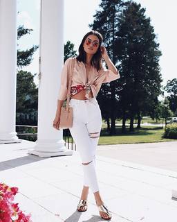 Camila Coelho feet photo thumbnail