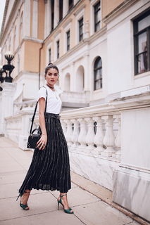 Camila Coelho feet photo thumbnail