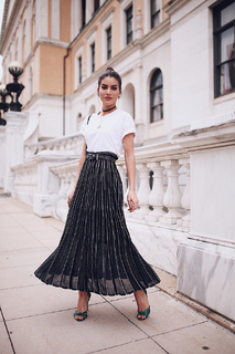 Camila Coelho feet photo thumbnail