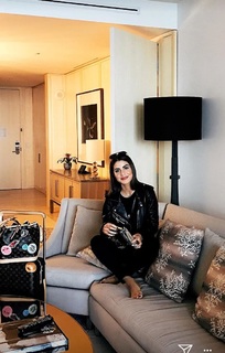 Camila Coelho feet photo thumbnail