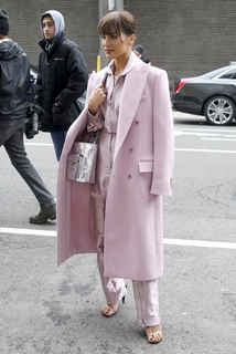 Camila Coelho feet photo thumbnail