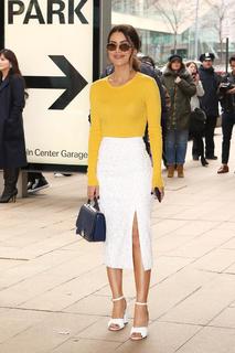 Camila Coelho feet photo thumbnail