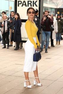 Camila Coelho feet photo thumbnail