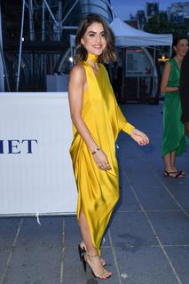 Camila Coelho feet photo thumbnail