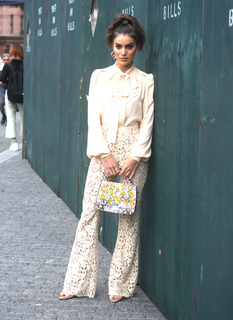 Camila Coelho feet photo thumbnail