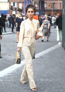 Camila Coelho feet photo thumbnail