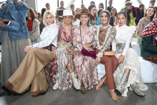 Camila Coelho feet photo thumbnail