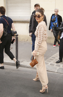 Camila Coelho feet photo thumbnail