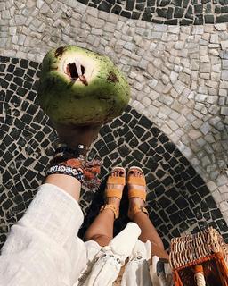 Camila Coelho feet photo thumbnail
