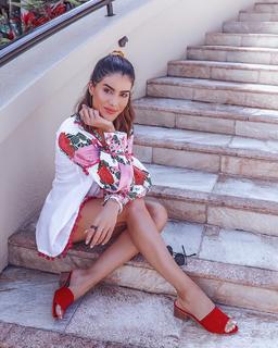 Camila Coelho feet photo thumbnail