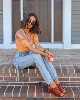 Camila Coelho feet photo thumbnail