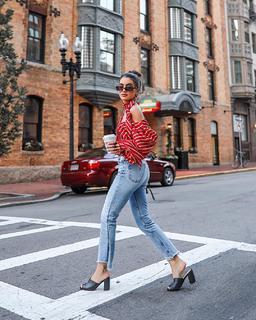 Camila Coelho feet photo thumbnail