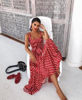 Camila Coelho feet photo thumbnail