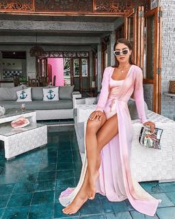 Camila Coelho feet photo thumbnail