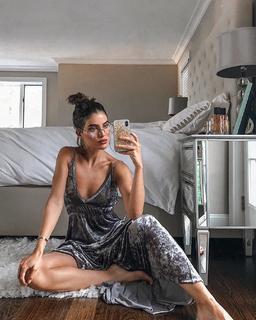 Camila Coelho feet photo thumbnail