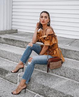 Camila Coelho feet photo thumbnail