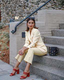 Camila Coelho feet photo thumbnail