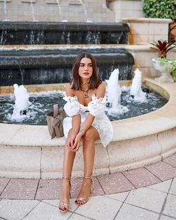 Camila Coelho feet photo thumbnail