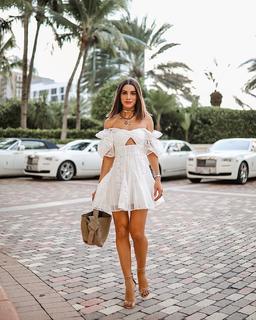 Camila Coelho feet photo thumbnail