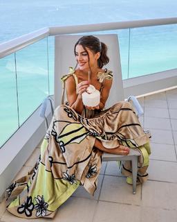 Camila Coelho feet photo thumbnail