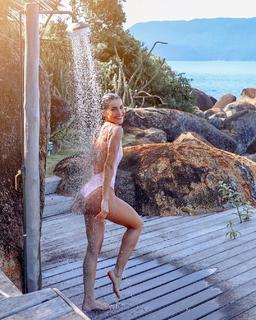 Camila Coelho feet photo thumbnail