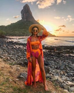 Camila Coelho feet photo thumbnail