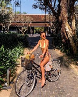 Camila Coelho feet photo thumbnail