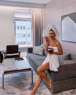 Camila Coelho feet photo thumbnail