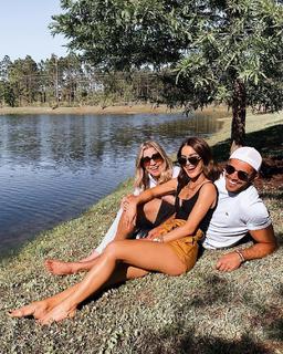 Camila Coelho feet photo thumbnail