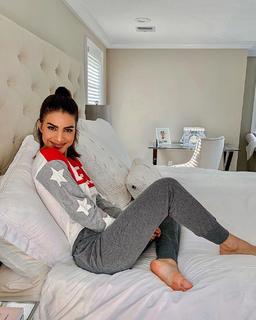 Camila Coelho feet photo thumbnail