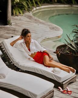 Camila Coelho feet photo thumbnail