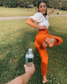 Camila Coelho feet photo thumbnail