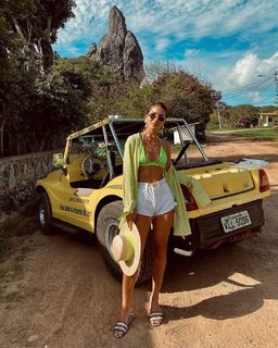 Camila Coelho feet photo thumbnail