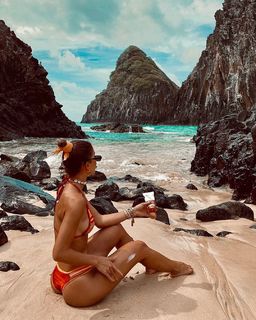 Camila Coelho feet photo thumbnail