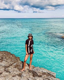 Camila Coelho feet photo thumbnail