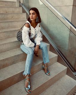 Camila Coelho feet photo thumbnail