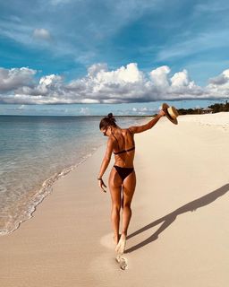 Camila Coelho feet photo thumbnail