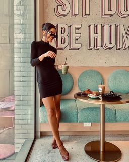 Camila Coelho feet photo thumbnail