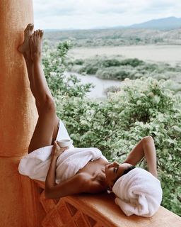 Camila Coelho feet photo thumbnail