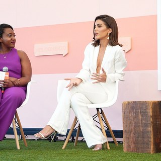 Camila Coelho feet photo thumbnail