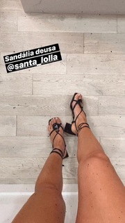 Camila Coelho feet photo thumbnail