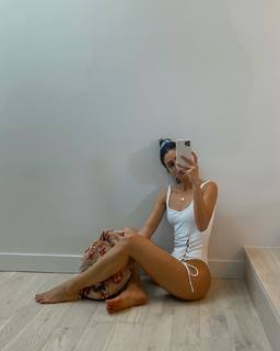 Camila Coelho feet photo thumbnail