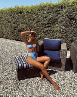 Camila Coelho feet photo thumbnail