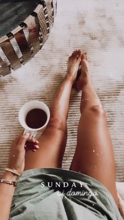 Camila Coelho feet photo thumbnail