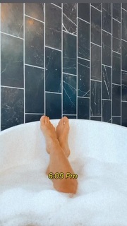 Camila Coelho feet photo thumbnail