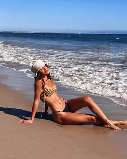 Camila Coelho feet photo thumbnail