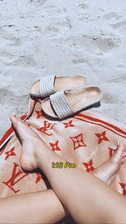 Camila Coelho feet photo thumbnail